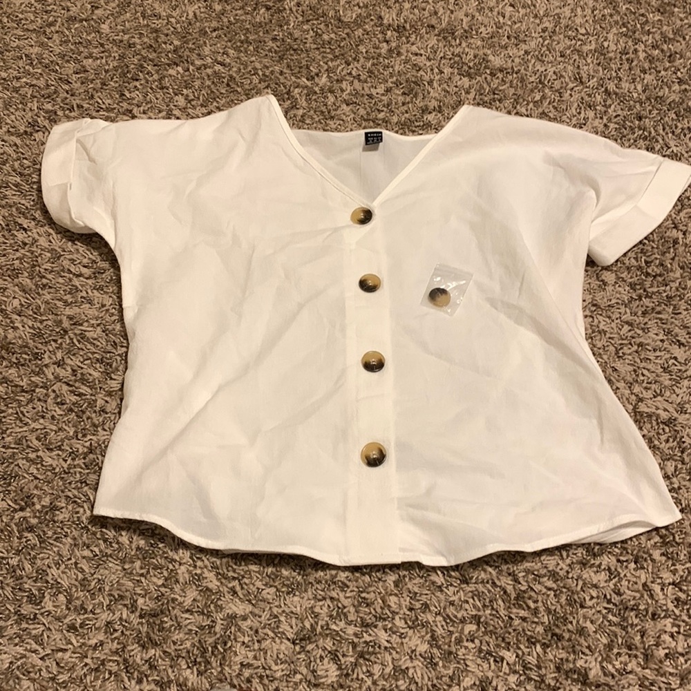 A CUTE white button shirt